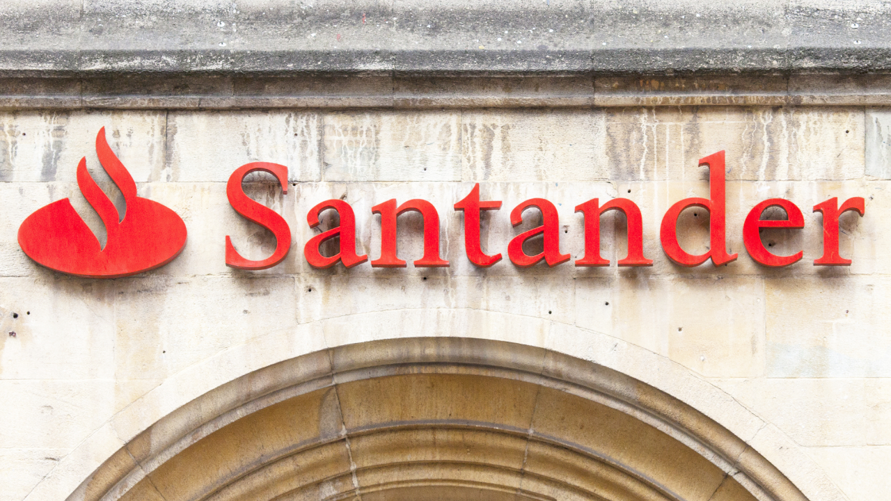 After Barclays, Santander Bank Blocks Payments to Binance Citing Customer Protection
